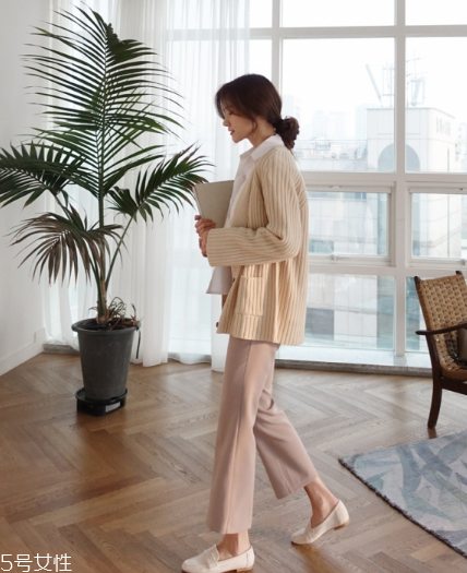 米色毛衣怎么搭配？打造氣質(zhì)女神范兒