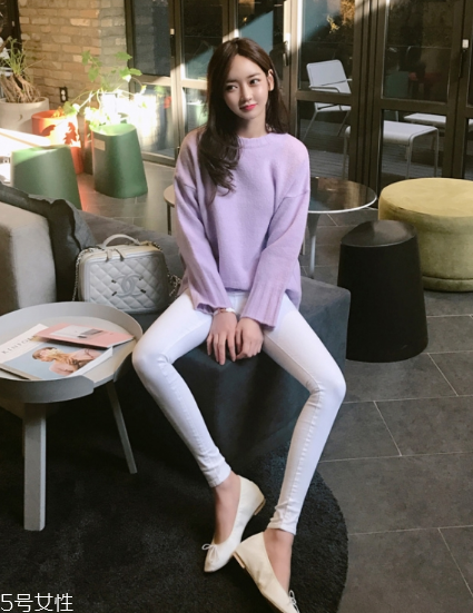 紫色毛衣怎么搭配？輕松駕馭流行色