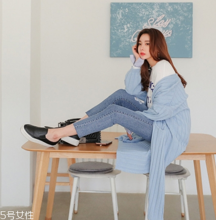 淺藍(lán)色毛衣怎么搭配？簡約配色彰顯氣質(zhì)