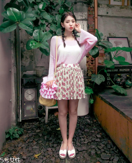 粉色針織衫怎么搭配？文藝又少女的穿搭經(jīng)典