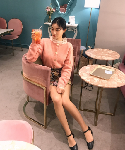 粉色針織衫怎么搭配？文藝又少女的穿搭經(jīng)典