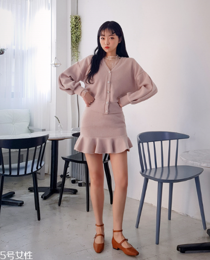 粉色針織衫怎么搭配？文藝又少女的穿搭經(jīng)典