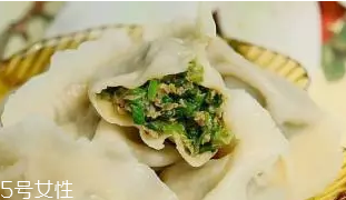 餃子餡先放水還是先放油？油是最后放的調(diào)料