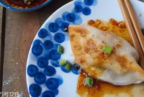 餃子餡先放水還是先放油？油是最后放的調(diào)料