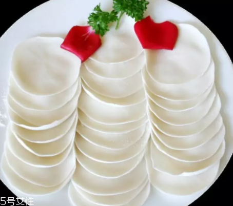 搟餃子皮怎么轉(zhuǎn)圈？借用巧力才能轉(zhuǎn)圈成圓