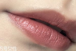 唇部顏色深用什么口紅？chanel絲絨口紅62號(hào)不怕唇深