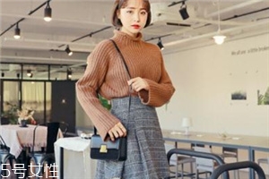 毛衣搭配短裙好看嗎？立顯俏皮少女范兒
