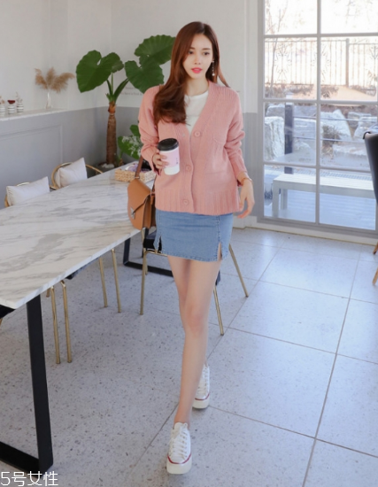 毛衣搭配短裙好看嗎？立顯俏皮少女范兒