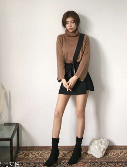 毛衣搭配短裙好看嗎？立顯俏皮少女范兒