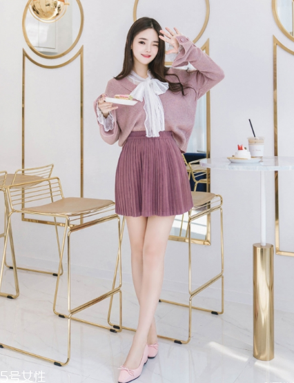 毛衣搭配短裙好看嗎？立顯俏皮少女范兒
