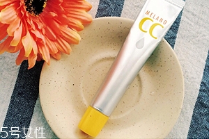 樂敦CC能涂在痘痘上嗎？痘痘與痘印均能改善