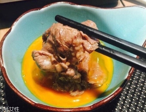 壽喜鍋生雞蛋怎么吃？壽喜燒蘸生雞蛋最美味
