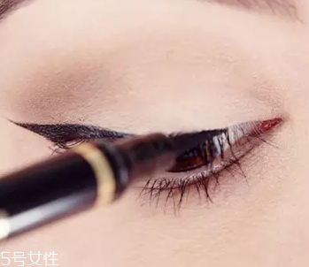 眼線眼尾怎么畫好看？用透明膠畫出優(yōu)美弧度