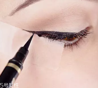 眼線眼尾怎么畫好看？用透明膠畫出優(yōu)美弧度