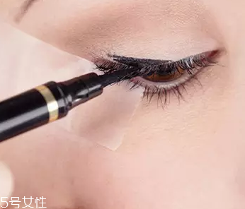 眼線眼尾怎么畫好看？用透明膠畫出優(yōu)美弧度