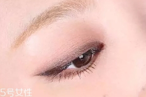 單眼皮如何畫眼影？亮色眼影會(huì)制造車禍現(xiàn)場(chǎng)