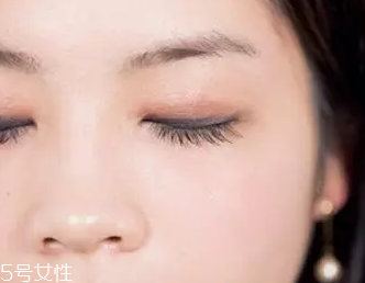 單眼皮如何畫眼影？亮色眼影會制造車禍現(xiàn)場