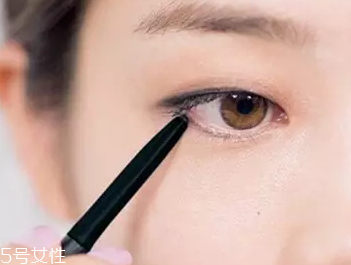 單眼皮如何畫眼影？亮色眼影會制造車禍現(xiàn)場