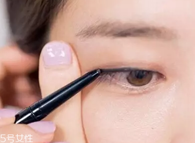 單眼皮如何畫眼影？亮色眼影會制造車禍現(xiàn)場