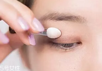 單眼皮如何畫眼影？亮色眼影會制造車禍現(xiàn)場
