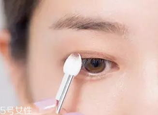 單眼皮如何畫眼影？亮色眼影會制造車禍現(xiàn)場