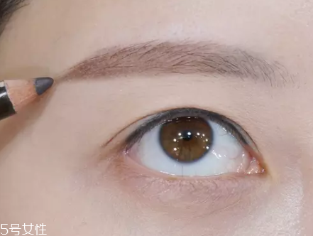 眉毛短怎么變長？畫眉大法拯救短眉星人