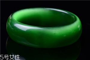 綠水晶手鐲應(yīng)戴哪只手？左手更好