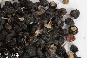 黑枸杞會泡成白色嗎？有這個可能
