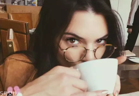 戴眼鏡怎么化妝好看？這么化妝比戴美瞳還美貌