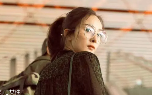戴眼鏡怎么化妝好看？這么化妝比戴美瞳還美貌