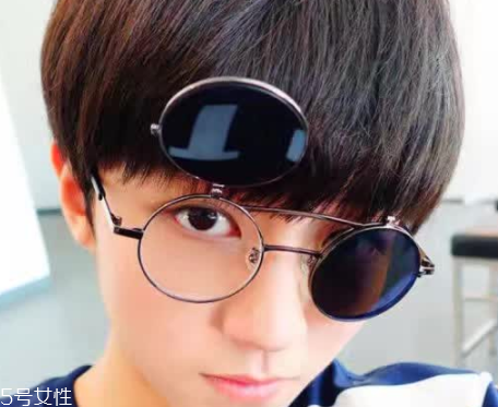 戴眼鏡怎么化妝好看？這么化妝比戴美瞳還美貌