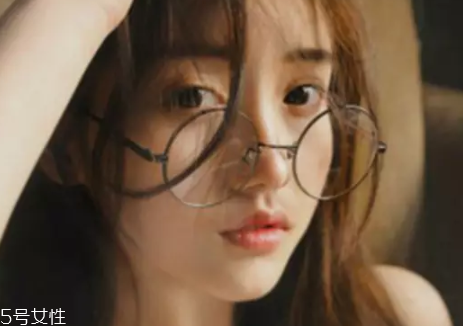 戴眼鏡怎么化妝好看？這么化妝比戴美瞳還美貌