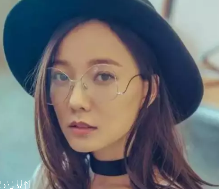 戴眼鏡怎么化妝好看？這么化妝比戴美瞳還美貌