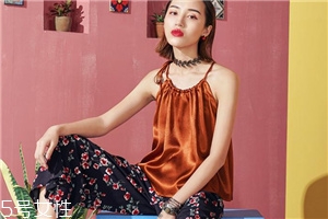 平胸穿什么衣服好看？性感的平胸穿搭