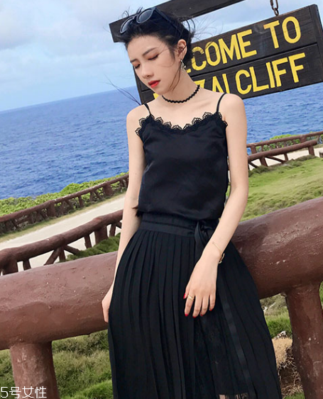 平胸穿什么衣服好看？性感的平胸穿搭