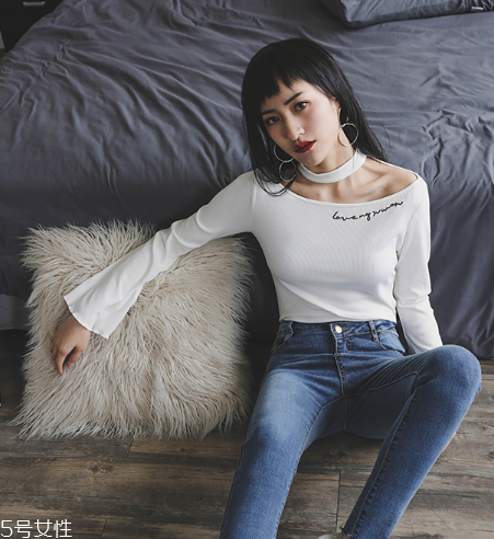平胸穿什么衣服好看？性感的平胸穿搭
