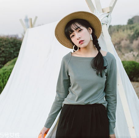 平胸穿什么衣服好看？性感的平胸穿搭