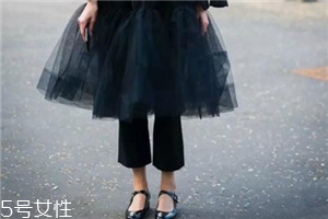 裙子搭配褲子好看嗎？打開(kāi)時(shí)尚的新方式
