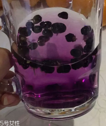 黑枸杞為什么是藍(lán)色？花青素的原因