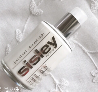 面霜和乳液都要用嗎？油皮可以只用一種