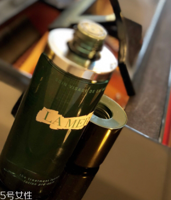 海藍(lán)之謎精萃液跟爽膚水有什么區(qū)別？用于爽膚水之后