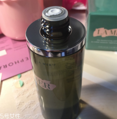 海藍(lán)之謎精萃液跟爽膚水有什么區(qū)別？用于爽膚水之后