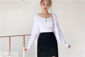 黑色短裙配什么上衣？基本款也能很時(shí)髦