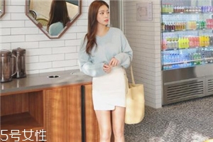 白色短裙配什么上衣好看？春日里的一抹清新