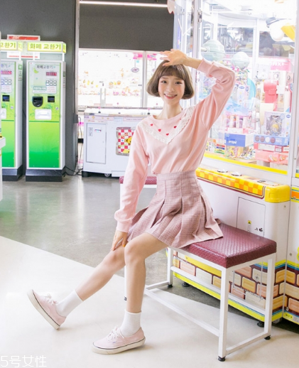 粉色短裙配什么鞋子？少女感爆棚穿搭