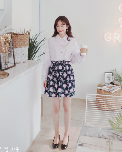 碎花短裙怎么搭配？與春天來一場甜美約會(huì)
