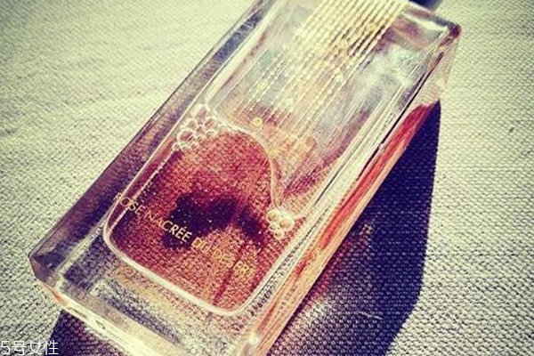 嬌蘭沙漠玫瑰香水好聞嗎？剛烈玫瑰濃厚迷人