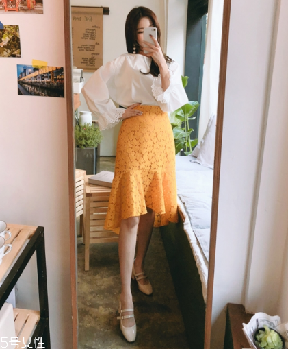 蕾絲半身裙配什么上衣好看？瞬間氣質(zhì)脫俗