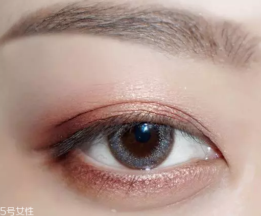 棕色眉筆適合什么膚色？不適合暗膚色