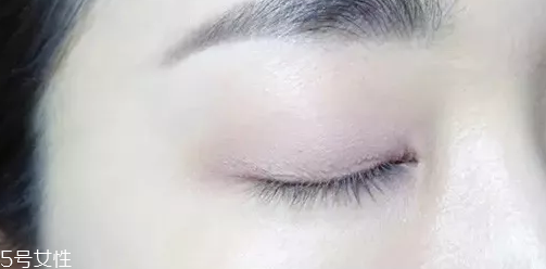 紫色眼影配什么口紅？配少女粉堪稱完美